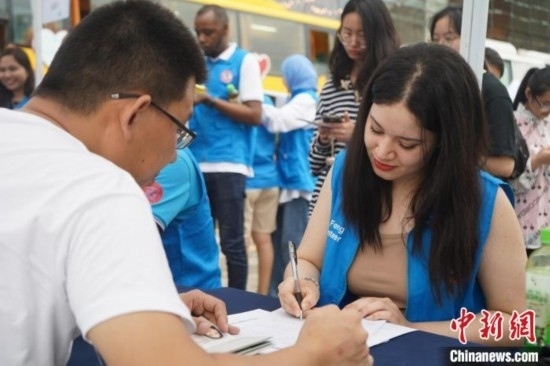 6月13日，在第20個(gè)世界獻(xiàn)血者日前夕，20名在贛留學(xué)生組團(tuán)前往血站獻(xiàn)血。吳迪 攝