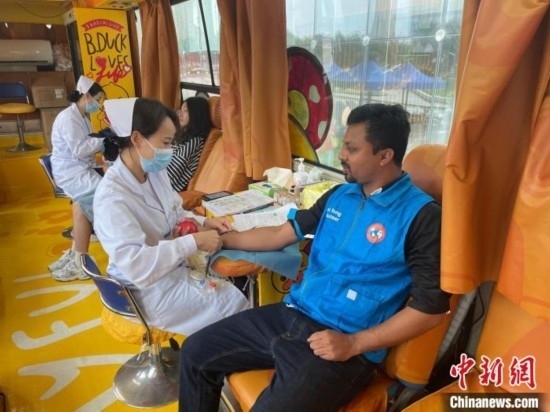 6月13日，在第20個(gè)世界獻(xiàn)血者日前夕，20名在贛留學(xué)生組團(tuán)前往血站獻(xiàn)血。吳迪 攝