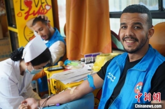 6月13日，在第20個(gè)世界獻(xiàn)血者日前夕，20名在贛留學(xué)生組團(tuán)前往血站獻(xiàn)血。吳迪 攝