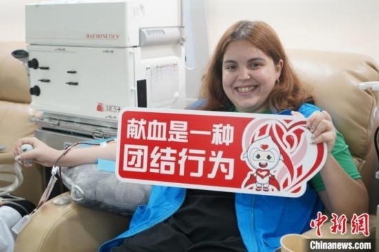 6月13日，在第20個(gè)世界獻(xiàn)血者日前夕，20名在贛留學(xué)生組團(tuán)前往血站獻(xiàn)血。吳迪 攝