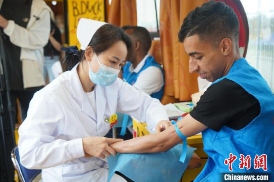 6月13日，在第20個(gè)世界獻(xiàn)血者日前夕，20名在贛留學(xué)生組團(tuán)前往血站獻(xiàn)血。吳迪 攝