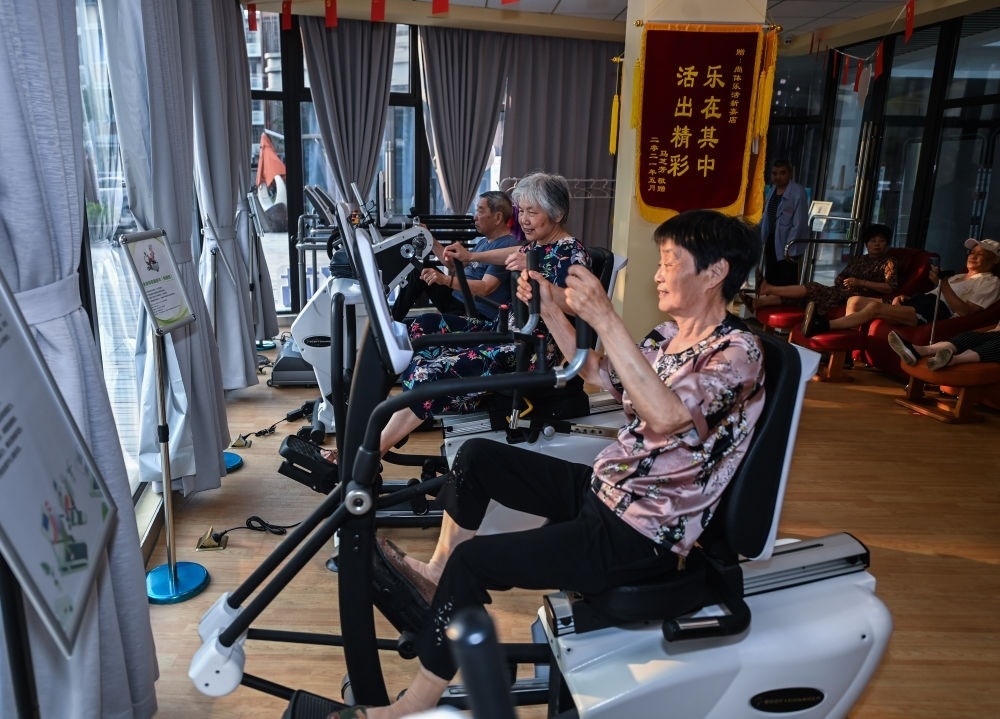 在浙江嘉興市南湖區(qū)新嘉街道電子社區(qū)鄰里中心的長者運(yùn)動(dòng)健康之家內(nèi)，老人們?cè)谶M(jìn)行器械鍛煉（2023年6月14日攝）。新華社記者 徐昱 攝