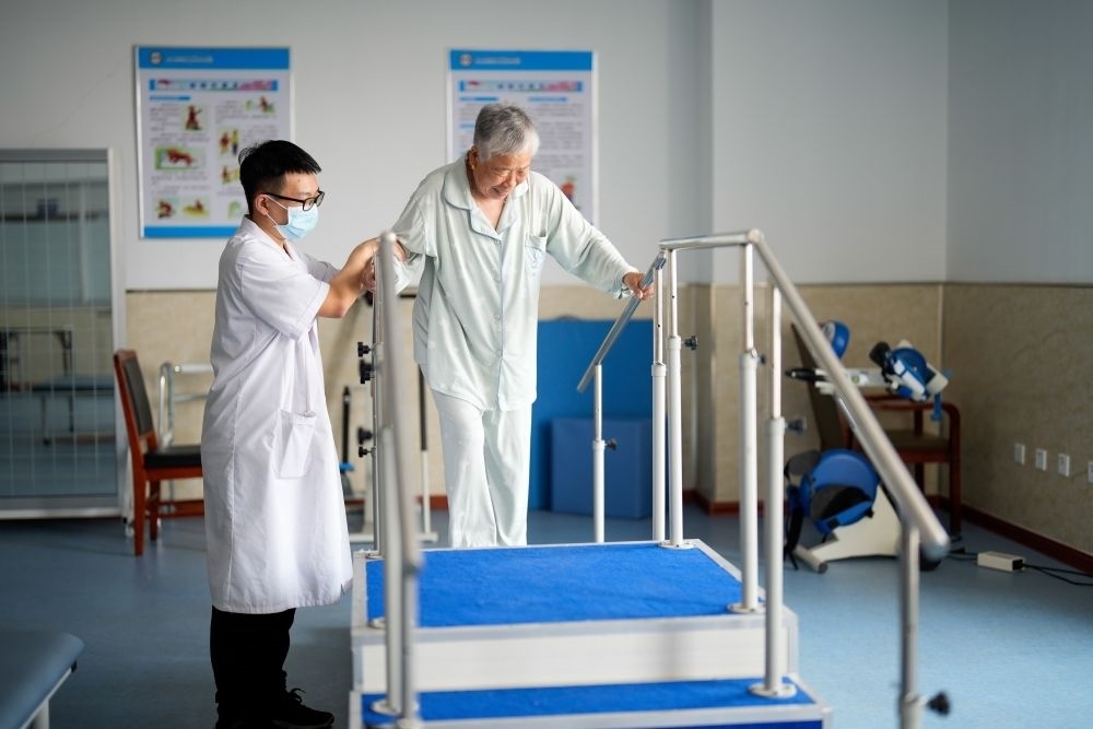 河北省灤南縣一家養(yǎng)老機(jī)構(gòu)的工作人員在指導(dǎo)老人進(jìn)行康復(fù)訓(xùn)練（2023年5月19日攝）。新華社記者 牟宇 攝