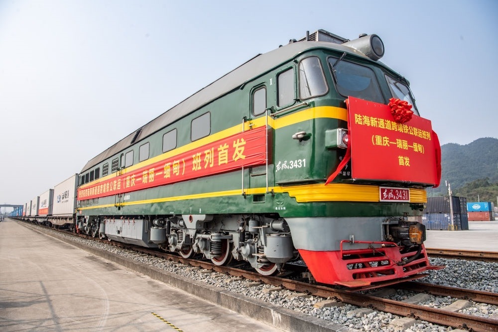 陸海新通道跨境鐵公聯(lián)運(yùn)班列（重慶—瑞麗—緬甸）首發(fā)班列在重慶江津小南埡鐵路物流中心等候發(fā)車（2023年4月3日攝）。新華社記者 唐奕 攝