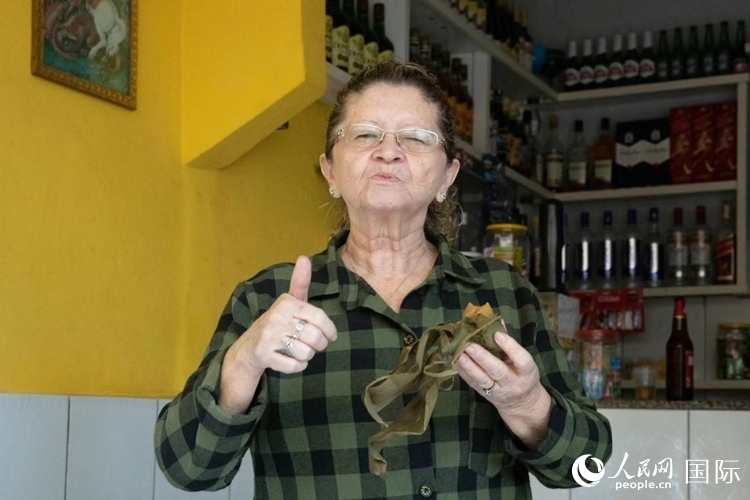 圣瑪塔社區(qū)居民品嘗粽子。王天聰攝