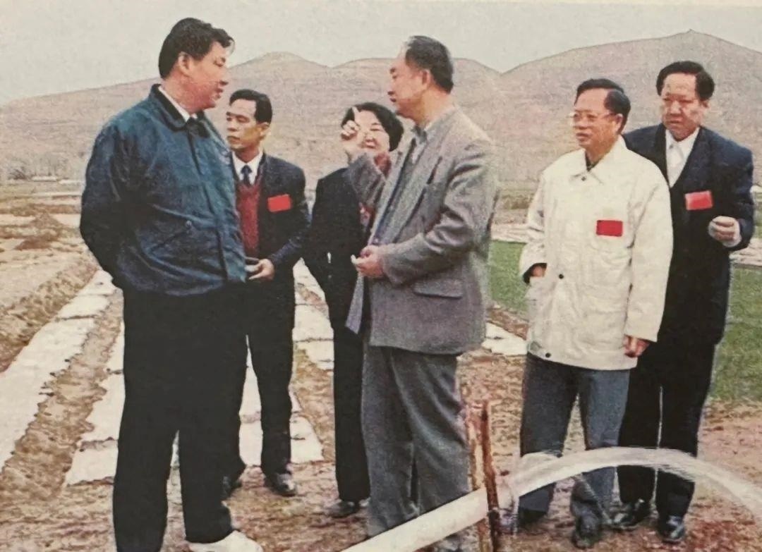 △1997年4月20日，習(xí)近平在寧夏固原市隆德縣調(diào)研。