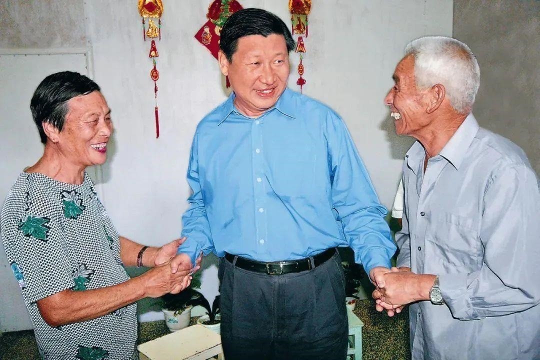 △2006年9月21日，習(xí)近平在浙江省舟山市普陀區(qū)東極鎮(zhèn)看望當(dāng)?shù)貪O民。