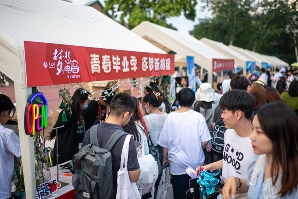 市集現(xiàn)場。人民網(wǎng)記者 翁奇羽攝