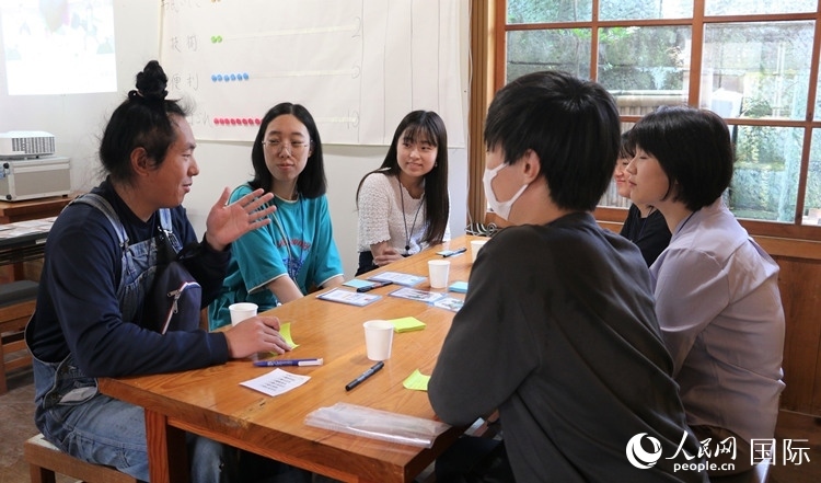 通過卡片游戲，模擬如何解決海洋垃圾問題。人民網(wǎng) 許可攝