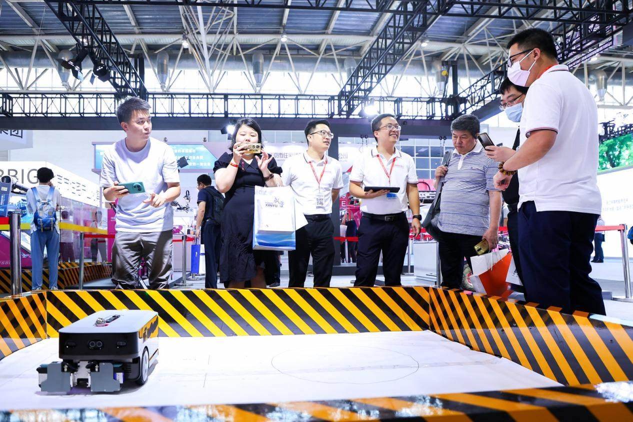 講解員向觀眾介紹智能劃線機器人。來源：受訪方供圖