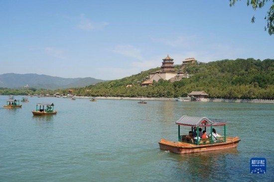 6月22日，游人在北京頤和園乘坐游船。新華社記者 任超 攝