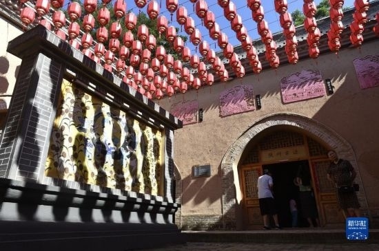 6月23日，游人在三門峽市陜州地坑院景區(qū)內(nèi)游覽。