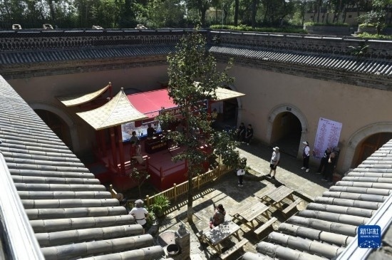 6月23日，游人在三門峽市陜州地坑院景區(qū)內(nèi)游覽。