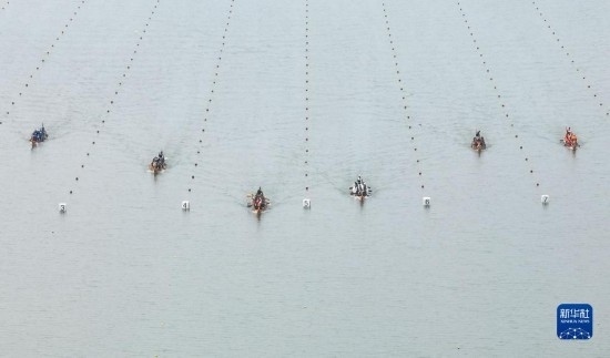 6月23日，在江蘇省泰州市水上運(yùn)動(dòng)訓(xùn)練基地，人們參加龍舟比賽（無(wú)人機(jī)照片）。