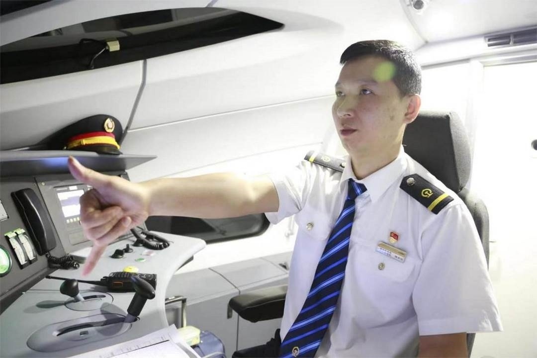 陳承儀駕駛動(dòng)車組列車執(zhí)行標(biāo)準(zhǔn)作業(yè)。陳巍攝