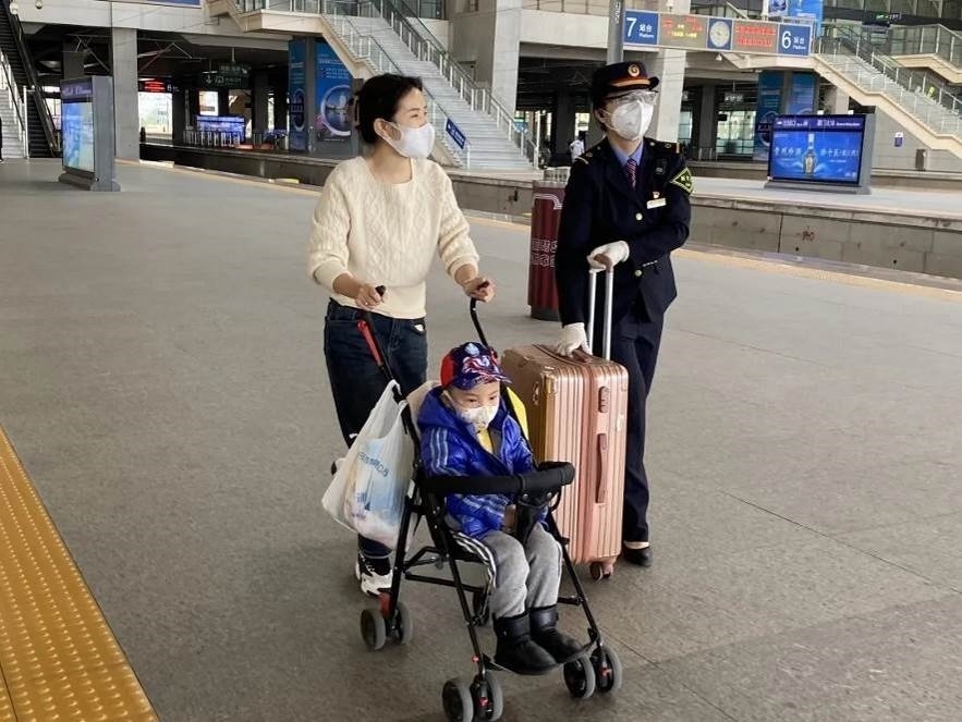 鄭海珠在站臺(tái)上引導(dǎo)旅客乘車。南昌鐵路供圖