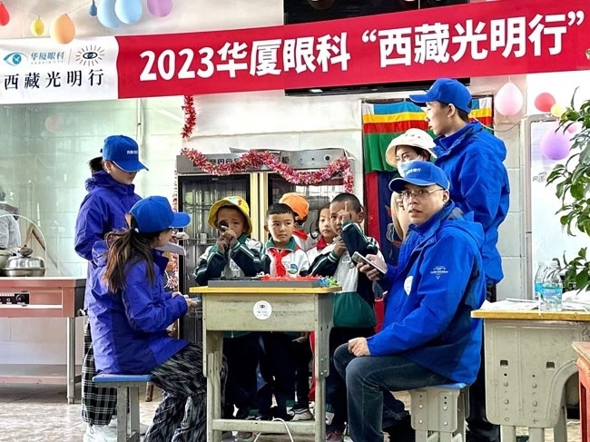 華廈眼科醫(yī)務(wù)人員對當(dāng)?shù)厣倌陜和M(jìn)行近視、弱視、斜視篩查。人民網(wǎng)記者 李棟攝