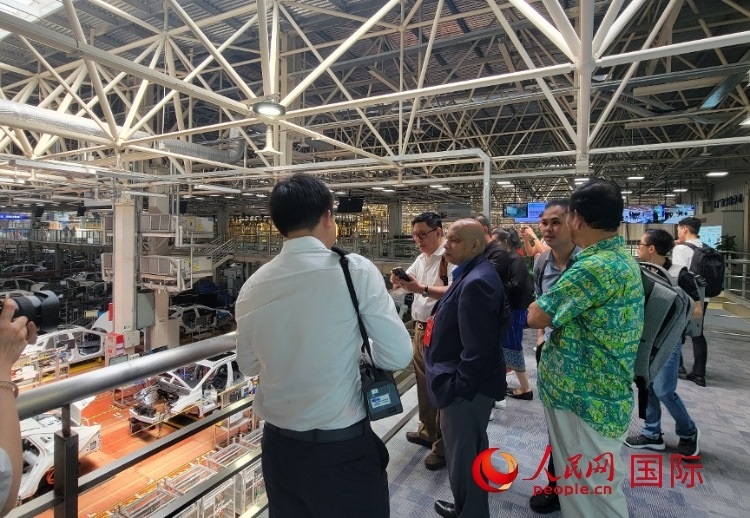 外媒記者在廣汽埃安車間參觀。人民網(wǎng) 寧玉瑛攝