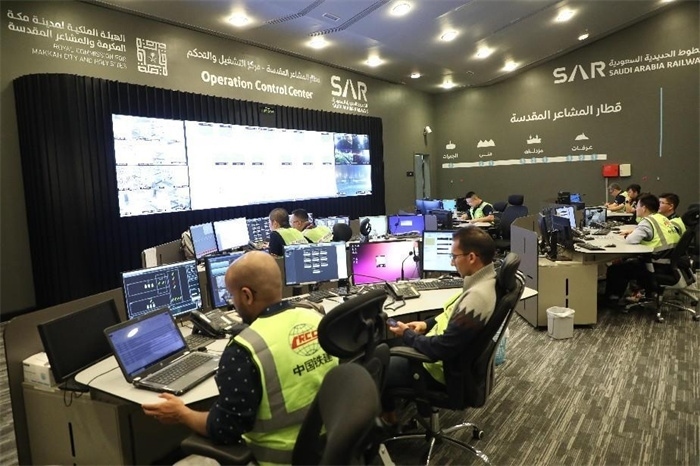 中外工作人員在控制室工作。中國鐵建供圖