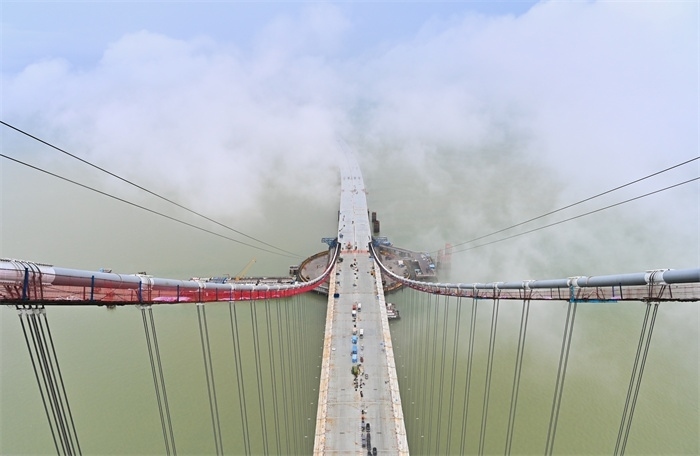 從270米高塔俯瞰深中通道伶仃洋大橋施工現(xiàn)場(chǎng)。（中交集團(tuán)供圖）