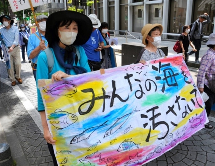 2023年6月20日，日本民眾在福島縣政府周圍舉行抗議活動(dòng)，強(qiáng)烈反對(duì)核污水排海計(jì)劃，呼吁保護(hù)漁業(yè)資源。圖片來源：《朝日新聞》