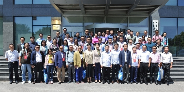 由瀾湄六國(guó)有關(guān)部門及主流媒體等組成的采訪團(tuán)與中方代表在瀾湄水資源合作中心門口合影。（瀾湄水資源合作中心供圖）