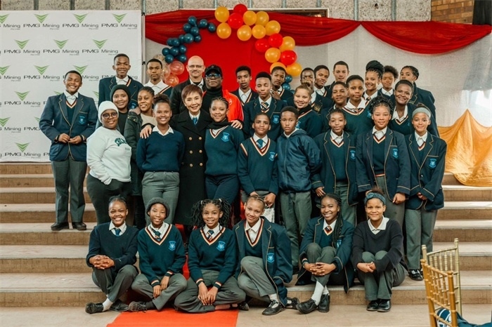 Blinkklip高中的學(xué)生們。（圖片來(lái)源：廣西大錳南非PMG礦業(yè)有限公司）