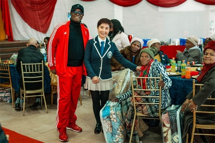 Micheal Mohala中將、黃琳與社區(qū)老人合影。（圖片來(lái)源：廣西大錳南非PMG礦業(yè)有限公司）