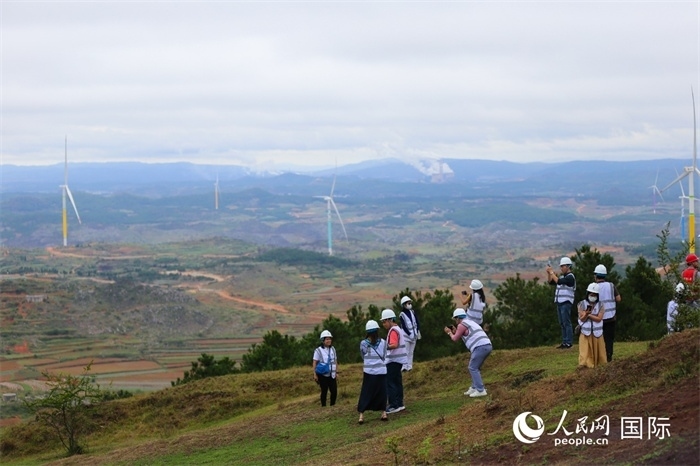 瀾湄記者團(tuán)在富源西風(fēng)電基地拍照“打卡”。（人民網(wǎng) 李發(fā)興攝）