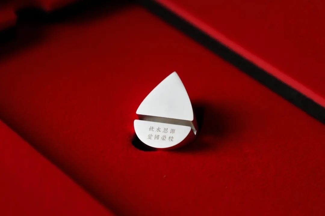 上海交通大學(xué)發(fā)布2023年錄取通知書禮盒。校方供圖