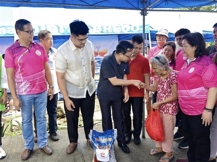 中國駐菲律賓大使館向部分馬榮火山受災家庭分發(fā)賑災物資。中國駐菲律賓大使館供圖