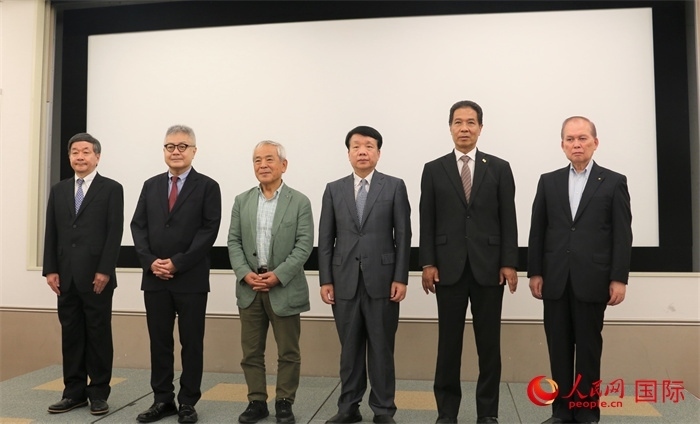 主辦方與嘉賓合影。（人民網(wǎng) 許可攝）