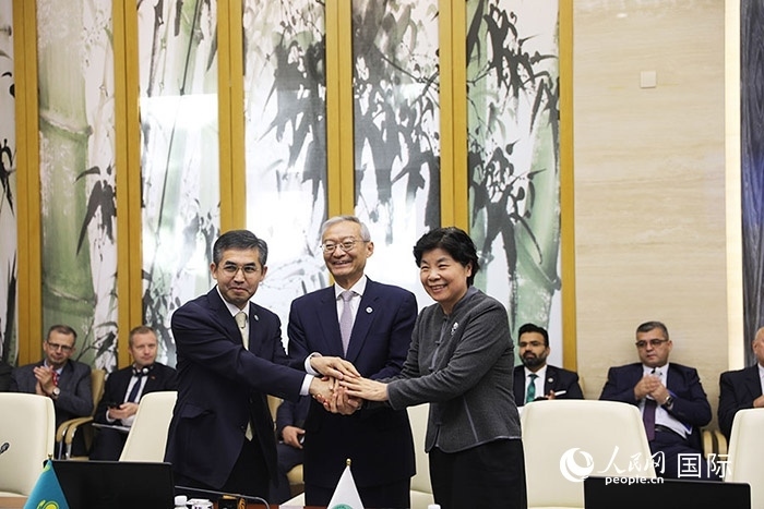 上合組織秘書(shū)處、哈駐華使館、上合組織睦鄰友好合作委員會(huì)簽署《聯(lián)合行動(dòng)計(jì)劃》。人民網(wǎng) 俄布拉依攝