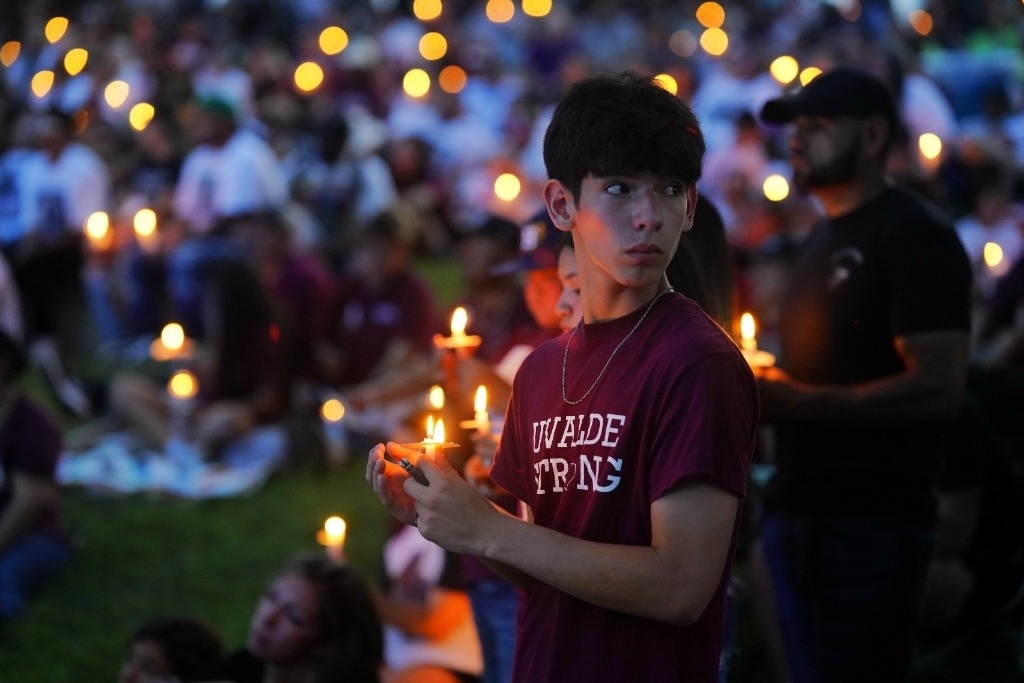 5月24日，在美國(guó)得克薩斯州小城尤瓦爾迪，人們參加守夜儀式悼念校園槍擊遇害者。當(dāng)日是美國(guó)尤瓦爾迪大規(guī)模校園槍擊事件一周年。新華社記者吳曉凌攝
