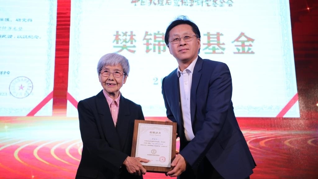 國(guó)家文物局黨組成員、副局長(zhǎng)解冰（右）為樊錦詩(shī)（左）頒發(fā)捐贈(zèng)證書(shū)。新華社記者張睿 攝