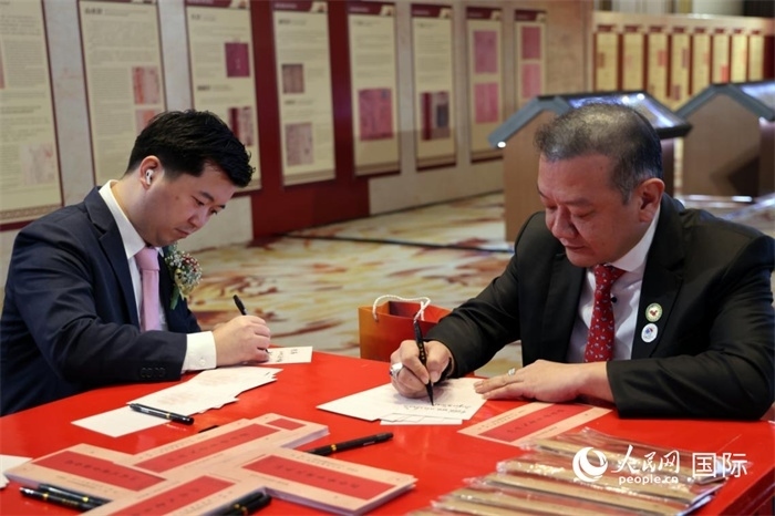 觀眾在展覽現場設置的體驗區(qū)手寫“批信”。人民網記者楊一攝