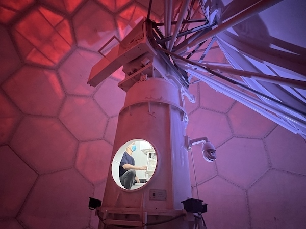 寧德國家天氣雷達(dá)站工作人員正在清洗雷達(dá)滑環(huán)。人民網(wǎng)高清揚(yáng)攝