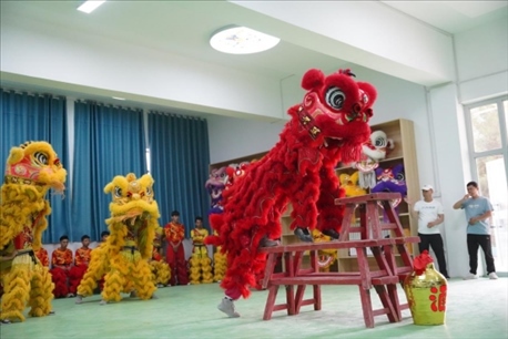 開課儀式現(xiàn)場，疏附縣第一中學(xué)舞獅隊(duì)的醒獅表演。