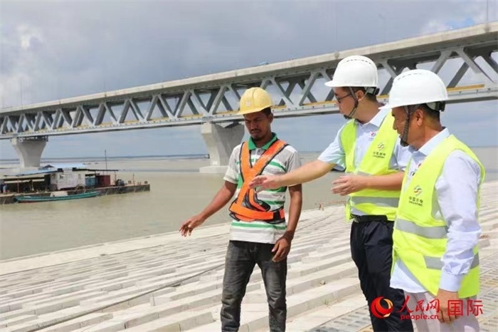 孟加拉國(guó)帕德瑪大橋河道整治工程北岸整治區(qū)域長(zhǎng)1.5千米，南岸長(zhǎng)11.5千米，是目前世界上規(guī)模最大的河道整治工程。人民網(wǎng)記者 孫廣勇攝