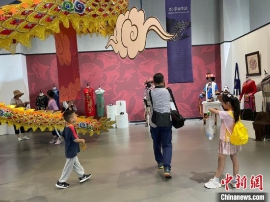 市民參觀展覽。祝歡 攝