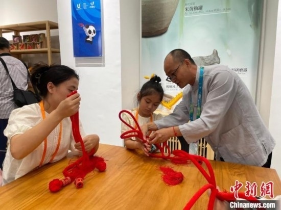 市民體驗(yàn)制作吉祥如意結(jié)。祝歡 攝