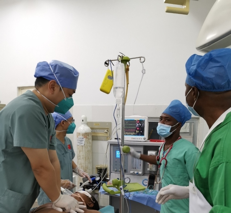 麻醉科李學(xué)斌醫(yī)生和手術(shù)室護(hù)士趙鈺進(jìn)行復(fù)蘇搶救。中國第二十九批援幾內(nèi)亞醫(yī)療隊供圖