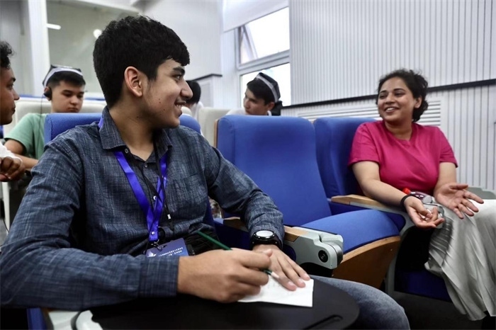 “上合小記者”在中國傳媒大學(xué)外語學(xué)院采訪留學(xué)生。中新社供圖