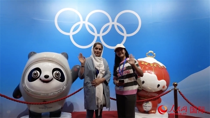 “上合小記者”與2022北京冬奧會吉祥物合影。實(shí)習(xí)生 方明軒攝