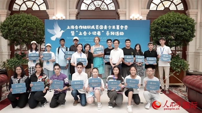 主辦單位為“上合小記者”頒發(fā)證書。實(shí)習(xí)生 方明軒攝