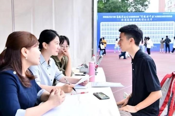 2023年5月7日，四川省2023屆高校畢業(yè)生專場(chǎng)招聘會(huì)暨“百校對(duì)千企”大型校企對(duì)接交流活動(dòng)在成都理工大學(xué)舉行。（四川省教育廳供圖）