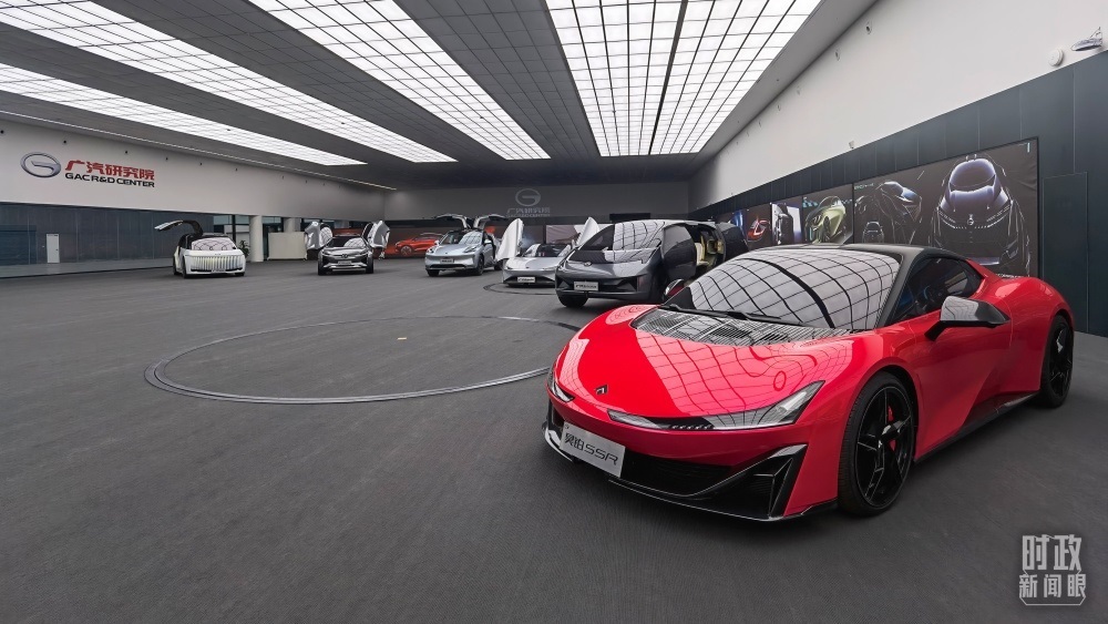 今年4月，習近平考察廣汽埃安新能源汽車股份有限公司，了解企業(yè)推動制造業(yè)高端化、智能化、綠色化等情況。（總臺央視記者石丞拍攝）