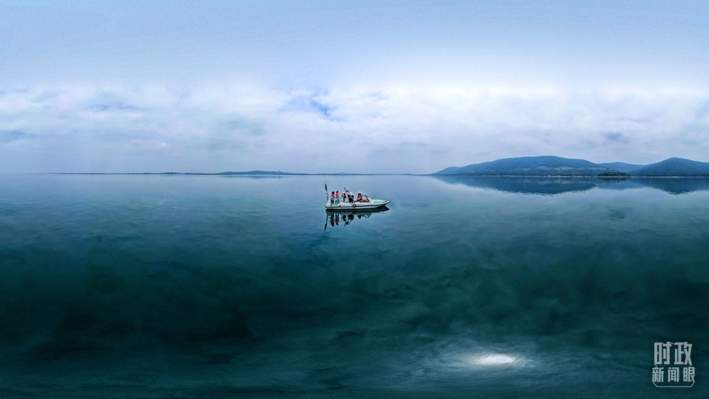 丹江口水庫，工作人員正在采集水樣。（總臺國廣記者李晉拍攝）