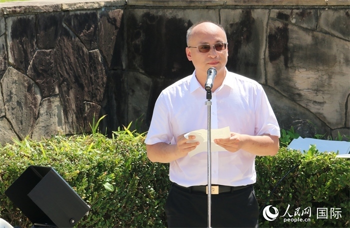 昆明市副市長(zhǎng)安恩法在紀(jì)念儀式上致辭。人民網(wǎng) 許可攝