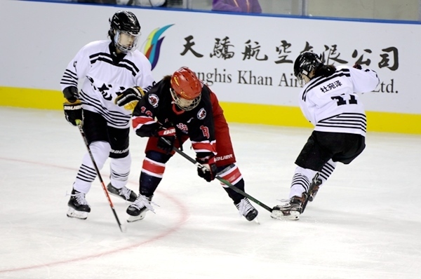 上海隊田博雅(中)與黑龍江隊杜宛澤爭搶。人民網(wǎng)記者 胡雪蓉攝